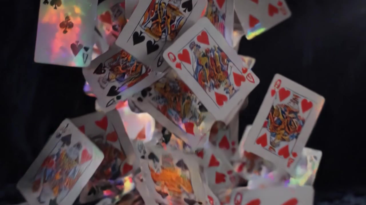 Un momento nei giochi di carte: l'emozionante rivelazione di carte da gioco su una superficie scura cattura il brivido dell'attesa e della strategia nel gameplay.