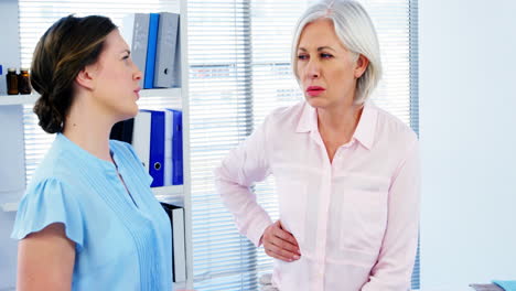 médica interactuando con el paciente