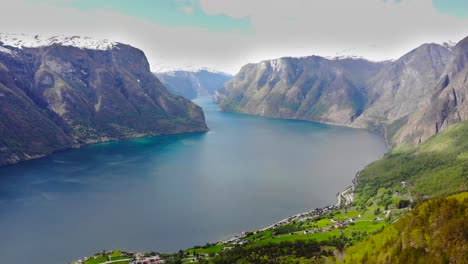 Antenne:-Sognefjord-Zwischen-Grünen-Bergen-In-Norwegen