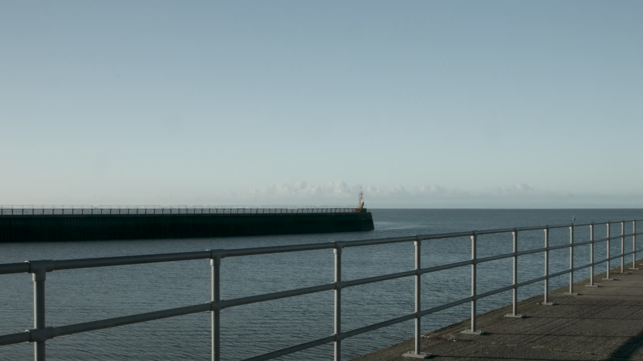 이른 아침 빛 일출 4k에서 바다로 서쪽 부두의 스완지 베이 패닝 샷