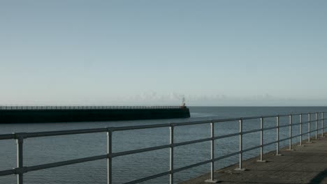 Swansea-Bay-Toma-Panorámica-Del-Muelle-Oeste-Hacia-El-Mar-En-La-Luz-Del-Amanecer-Temprano-En-La-Mañana-4k