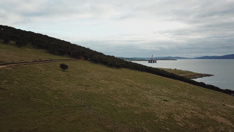 drone pan sobre la costa costera con plataforma petrolífera en el fondo de australia