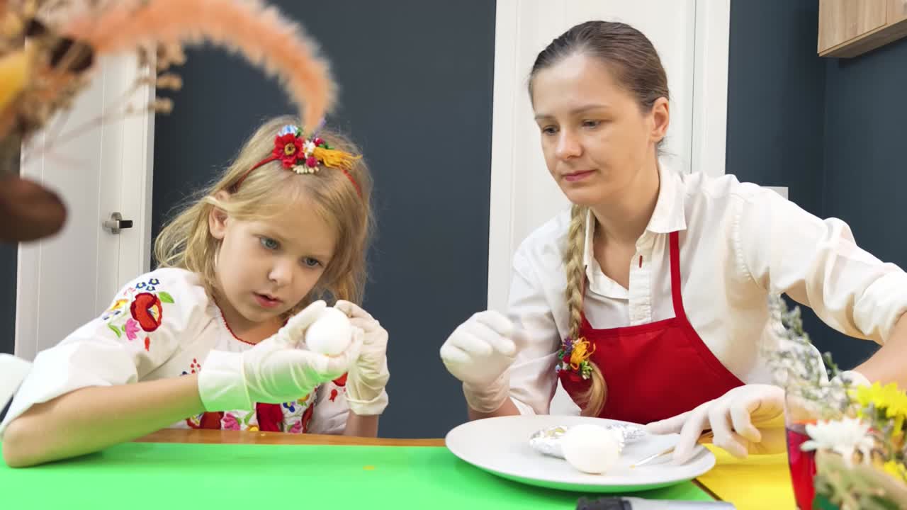 madre e hija decorando huevos de pascua