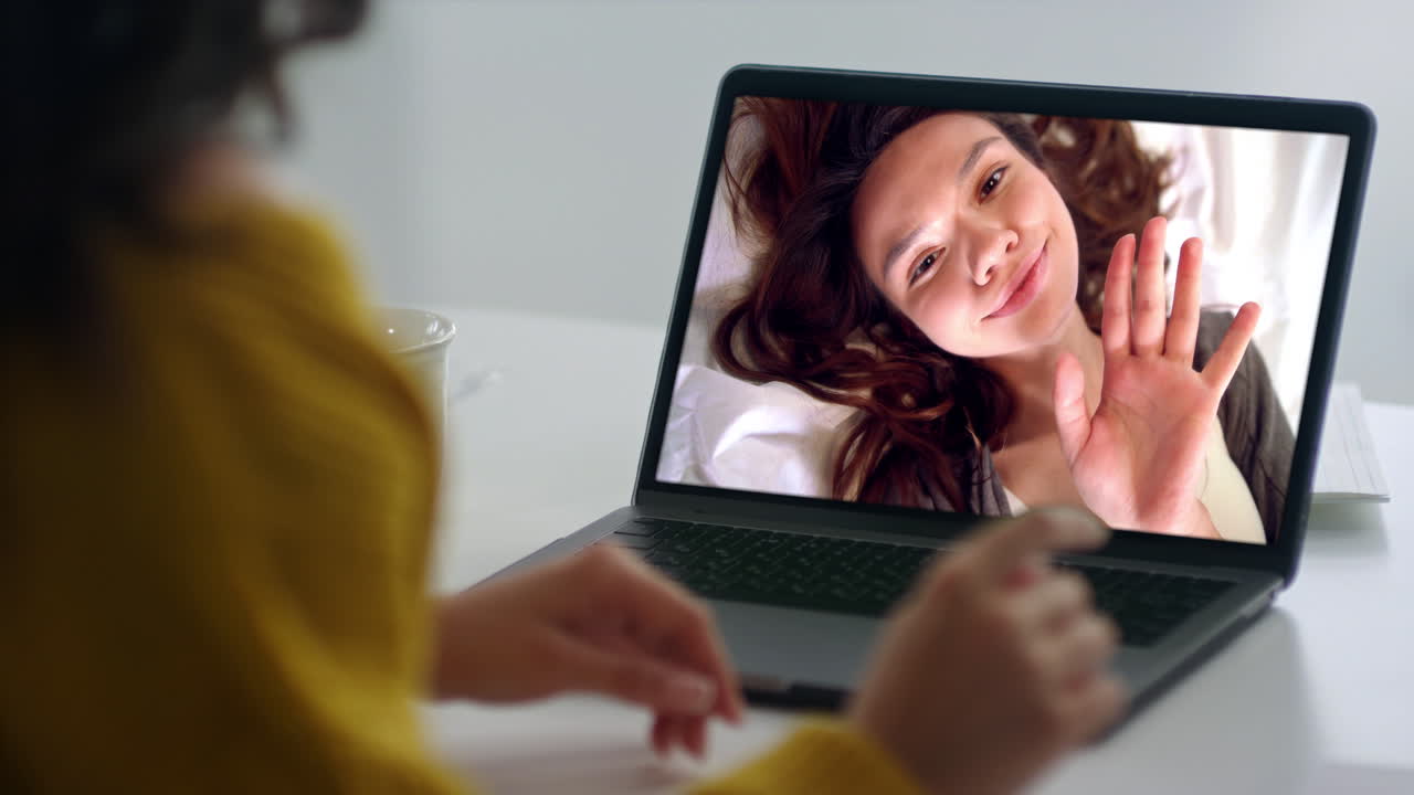 Una donna in una videochiamata che utilizza un laptop
