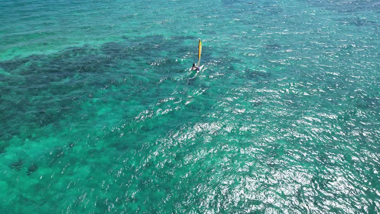 도미니카 공화국 의 바야히베 해안 근처 에 있는 투명 한 물 에 있는 세일보트 의 공중 사진