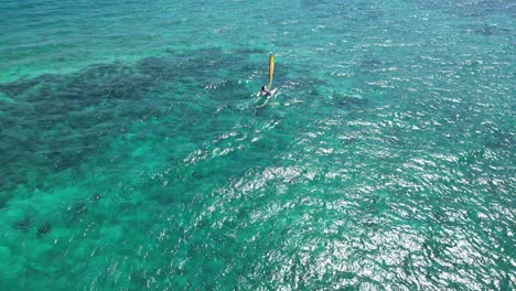 Luftaufnahme-Eines-Segelboots-Im-Kristallklaren-Wasser-Nahe-Der-Küste-Von-Bayahibe-In-Der-Dominikanischen-Republik