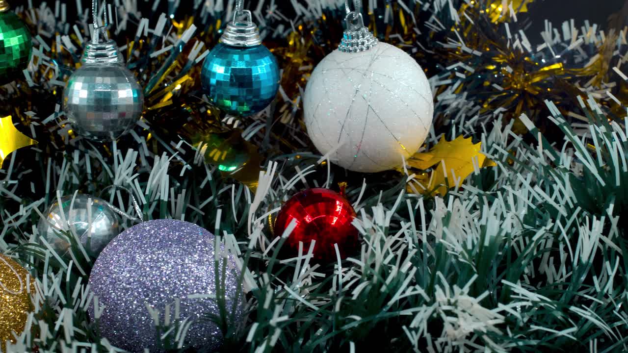 decoración de navidad, coloridos adornos colgantes, colores azul verde blanco oro, año nuevo decorado, luces brillantes, cinematográfico primer plano pan derecha video 4k