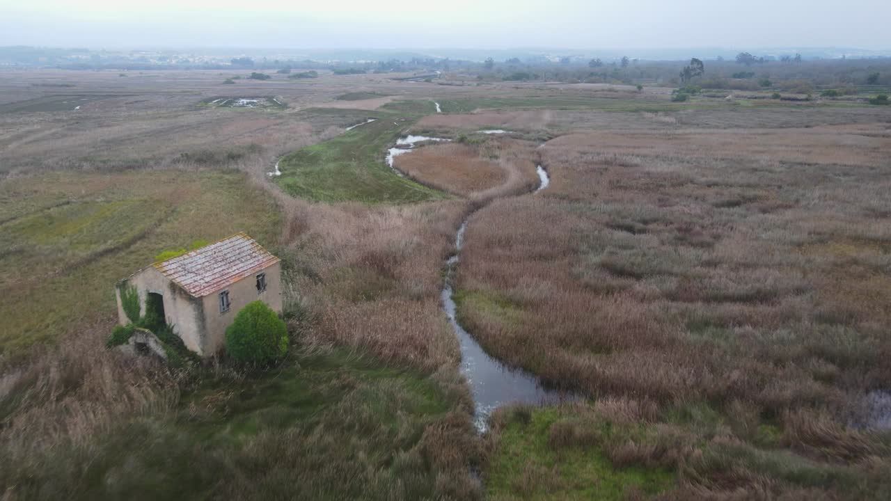 Vecchia casa in una zona paludosa.