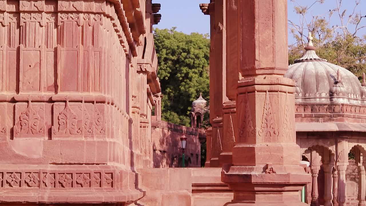 arquitectura del antiguo templo hindú con cielo brillante desde un ángulo único en el día