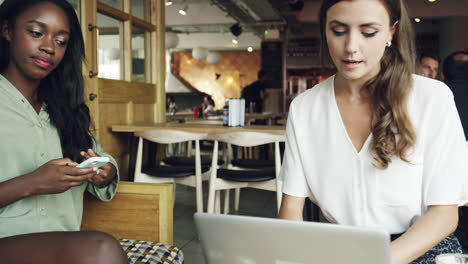 Reunión-De-Negocios-En-Una-Cafetería-Utilizando-El-Concepto-De-Datos-De-Redes-Sociales-De-Tabletas-Digitales