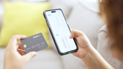 manos, teléfonos inteligentes y tarjetas de crédito en línea