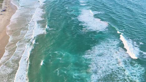 vista aérea de las olas del océano y la playa de arena