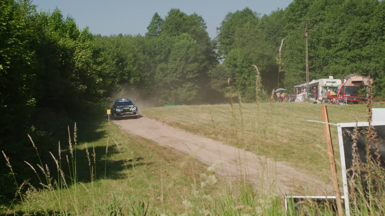 coche de carreras conduciendo hacia la cámara lenta