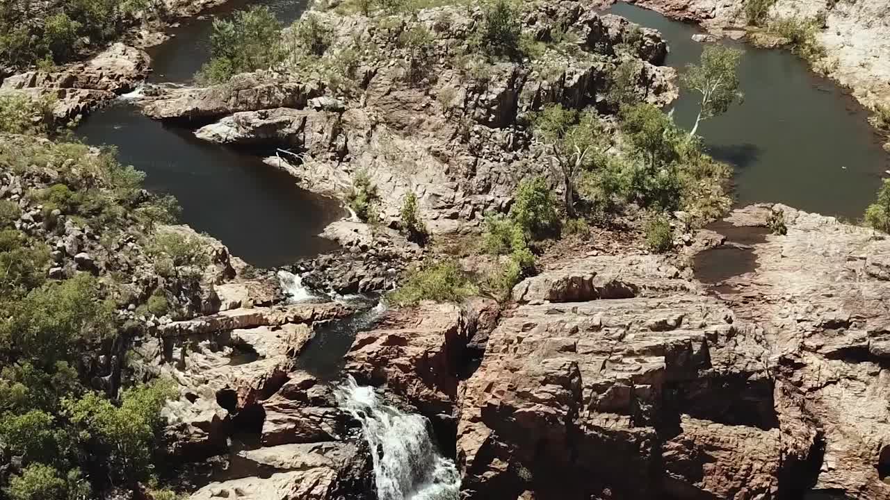 imágenes de drones sobre una gran cascada en la tierra de arbustos australianos