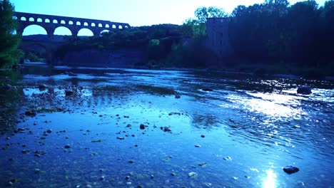 Pequeña-Ribera-Del-Pont-Du-Gard-Histórica-Tubería-De-Agua-De-Los-Romanos-En-Francia