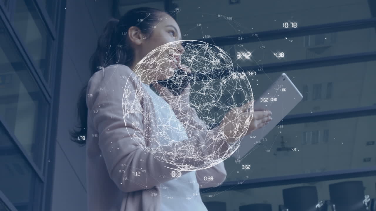 Animazione di rete globale che elabora dati, su donna d'affari felice che usa smartphone e tablet