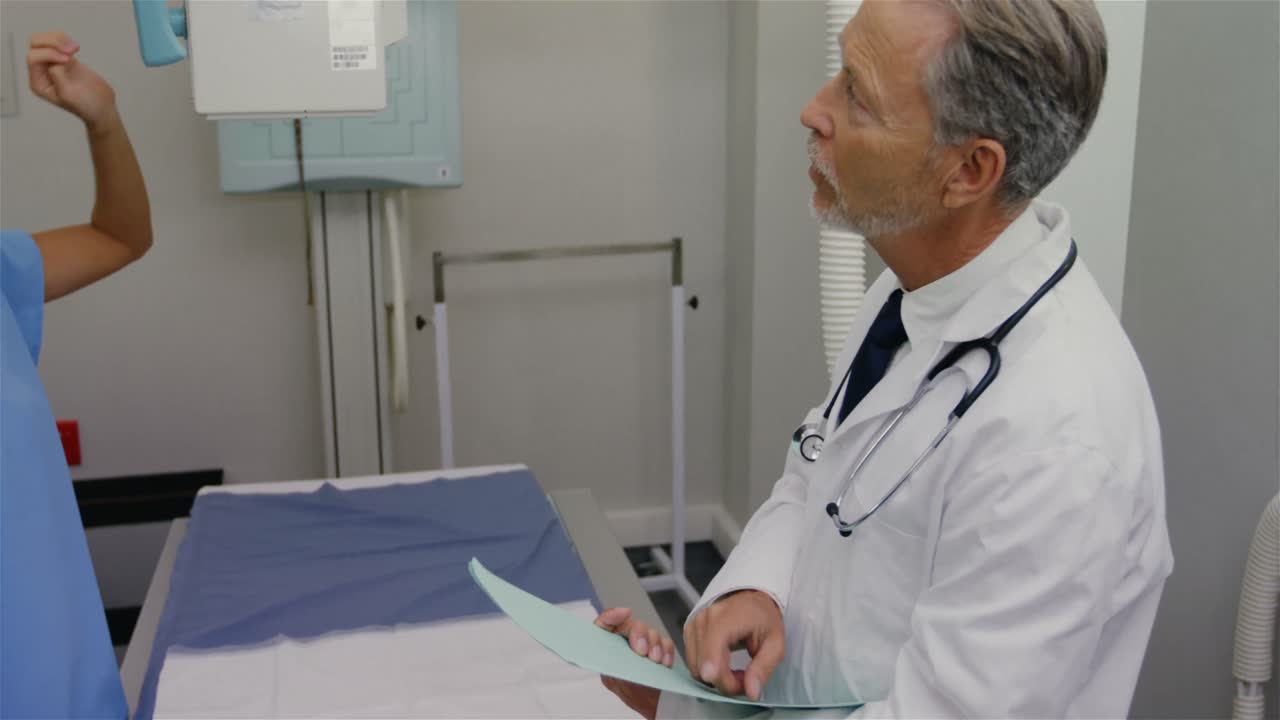Cirurgião e colega conversando em uma sala médica