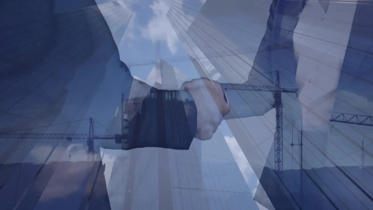 Composizione digitale di sagome di persone d'affari che si stringono la mano su alti edifici sullo sfondo.