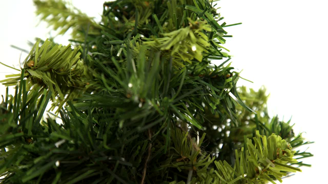 가짜 플라스틱 크리스마스 트리 백색 배경에 회전