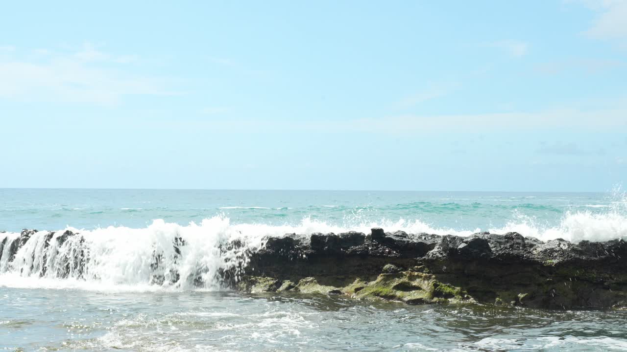 바다 파도가 장벽에 부 ⁇ 히고, 정적 낮은 각 클로즈업