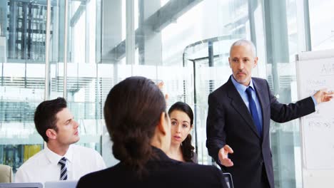 hombre de negocios dirigiendo una reunión en la sala de conferencias