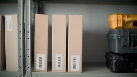 estantes de almacenamiento organizados con cajas y archivos