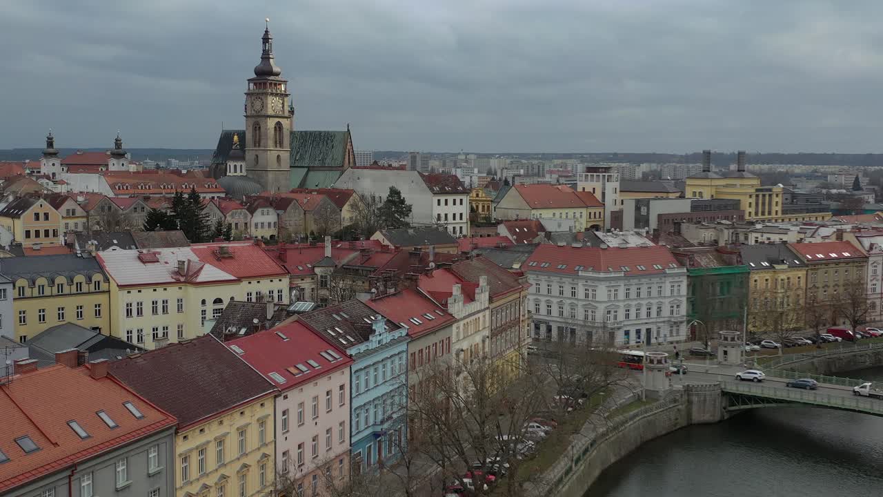 Vista aerea in direzione di una Cattedrale gotica circondata da edifici a Hradec Kralove, Repubblica Ceca