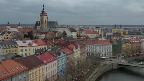 Vista-Aérea-De-Seguimiento-Hacia-La-Catedral-Gótica-Rodeada-De-Edificios-En-Hradec-Kralove,-República-Checa