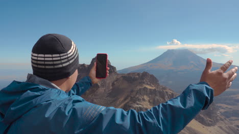 Schöner-Mann,-Der-Ein-Selfie-Auf-Einem-Ausflug-Im-Vulkan-Popocatepetl-Macht