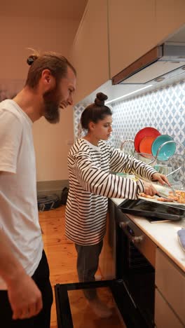 pareja cocinando juntos en la cocina