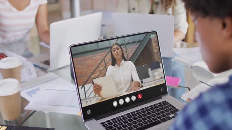 animación de un hombre biracial haciendo una videollamada en una computadora portátil