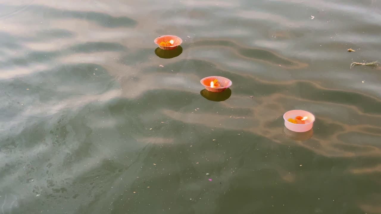 Deepdaan, Deep Daan on Kartik Poornima can bring them fame, fortune, and salvation for themselves and their ancestors.