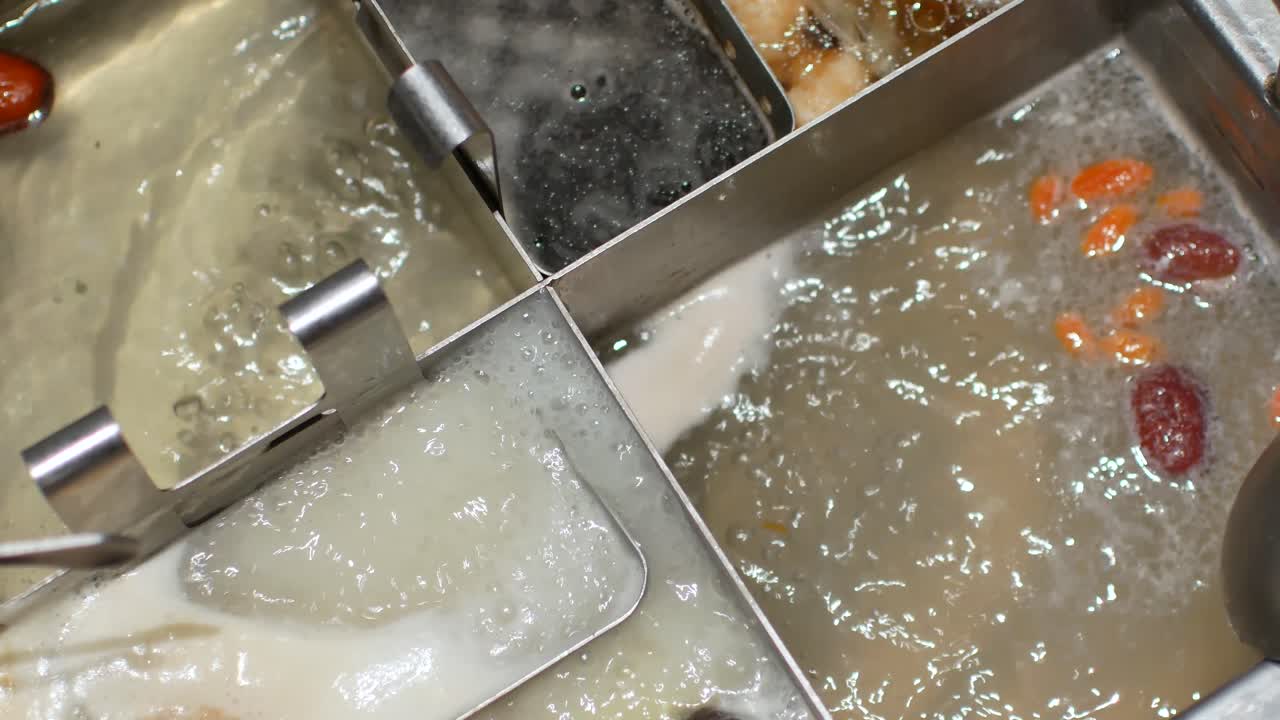 냄비에 야채가 있는 중국 스타일의 핫팟 샤브샤브에 대한 4k 비디오 pov