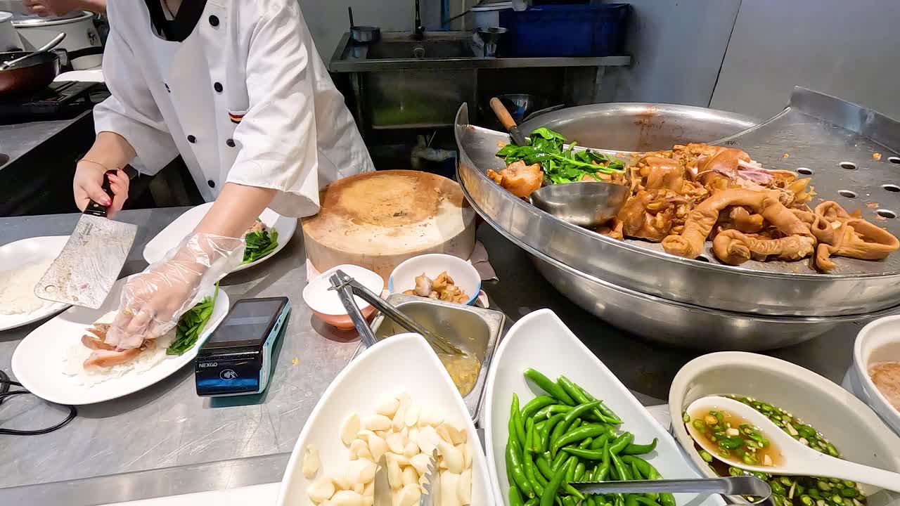 전통적인 태국 돼지고기 다리 을 조립하는 셰프