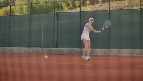 Tenista-En-La-Cancha-Golpea-Una-Pelota-Voladora-Un-Juego-Dinámico-De-Tenis-En-La-Cancha-Abierta