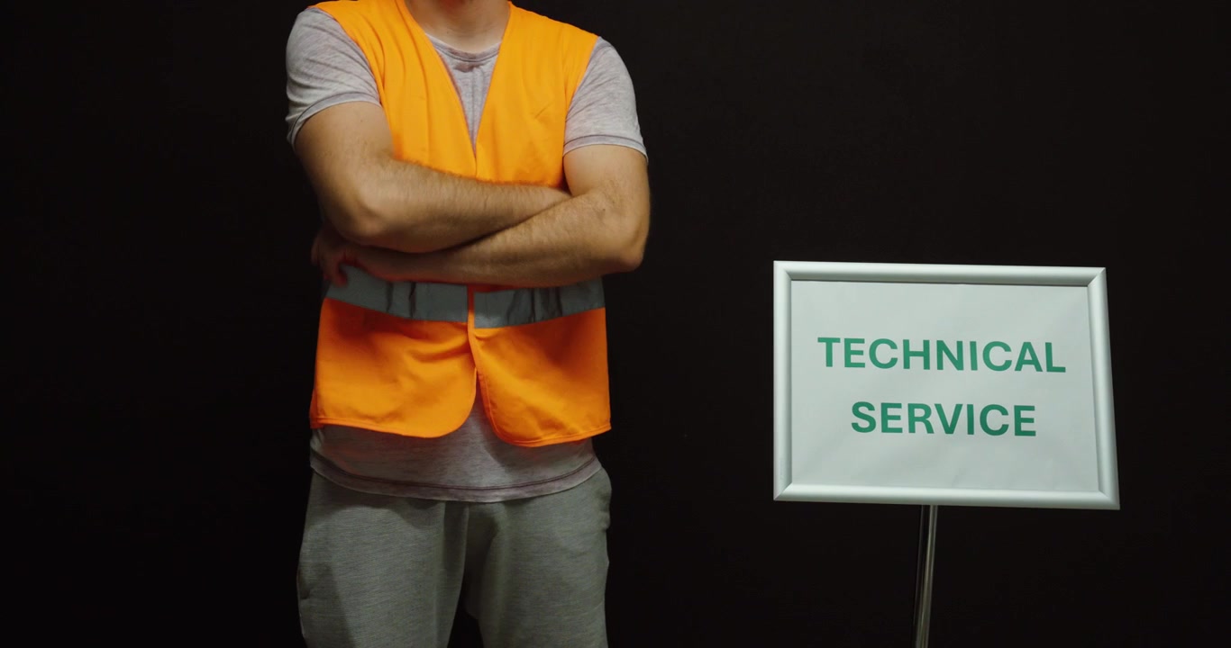 Trabajador de servicio técnico vistiendo un chaleco de alta visibilidad, representando mantenimiento, reparación, soporte técnico y servicios industriales