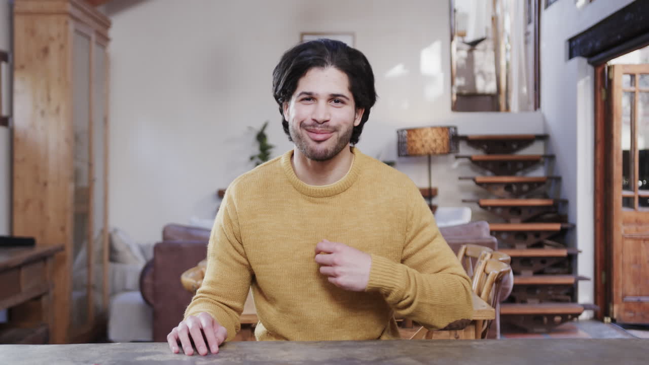 Uomo caucasico felice che fa una videochiamata a casa, al rallentatore