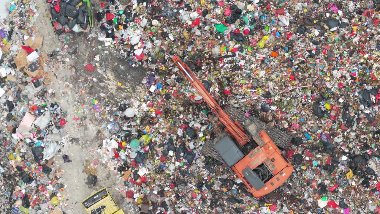 Vista aerea di un escavatore al lavoro in una discarica a Bali
