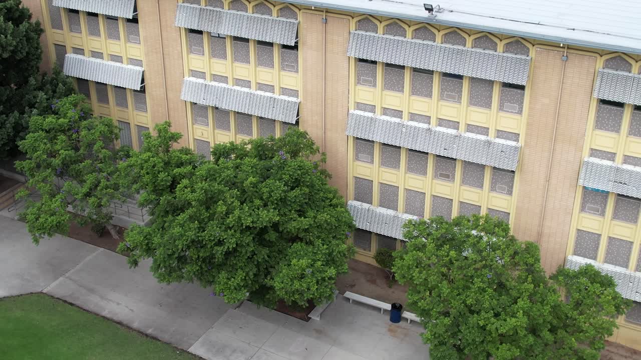 vista panorámica aérea hacia abajo, parte interior del edificio de la escuela secundaria crenshaw