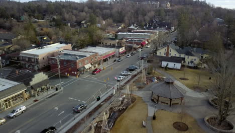 sobrevuelo aéreo de la ciudad de blowing rock en las montañas de carolina del norte