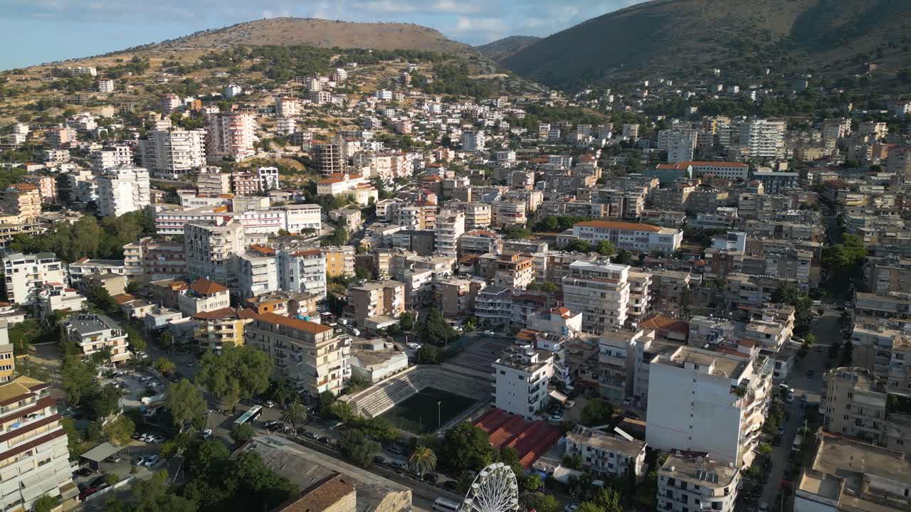 Recuo Aéreo Revela Praia e Roda-Gigante no Centro da Cidade de Saranda
