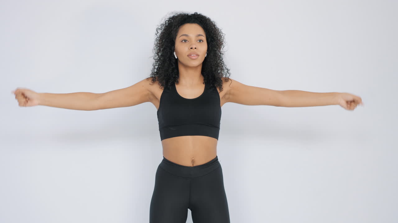 mujer haciendo ejercicio y estirándose