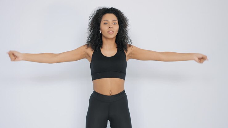 donna che si esercita e si allunga