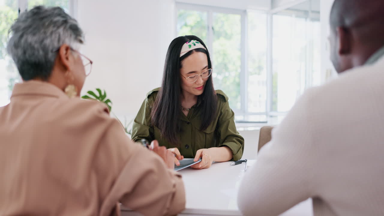 팀, 악수 및 비즈니스 거래를 위한 협상