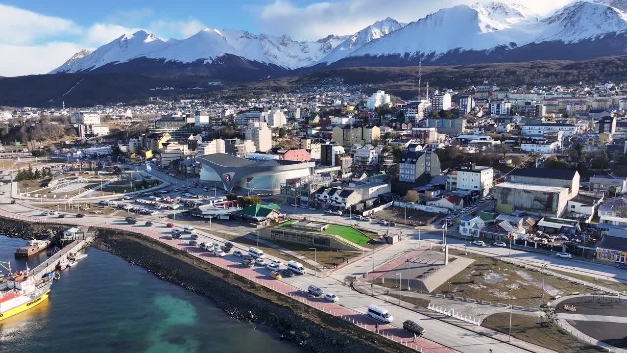 아르헨티나의 핀 델 몬도 (fin del mundo) 에 있는 우슈아이아 (ushuaia) 의 스카이라인