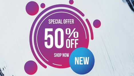 animación de oferta especial, 50 por ciento de descuento texto en círculo púrpura sobre textura de pintura blanca