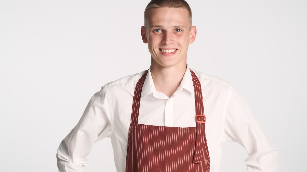 웨이터가 머리로 "예"라고 말합니다.