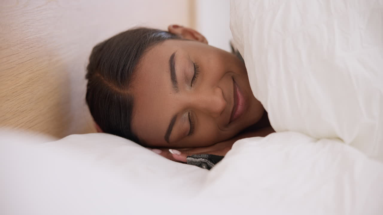 tranquilo, relajado y mujer durmiendo en la cama