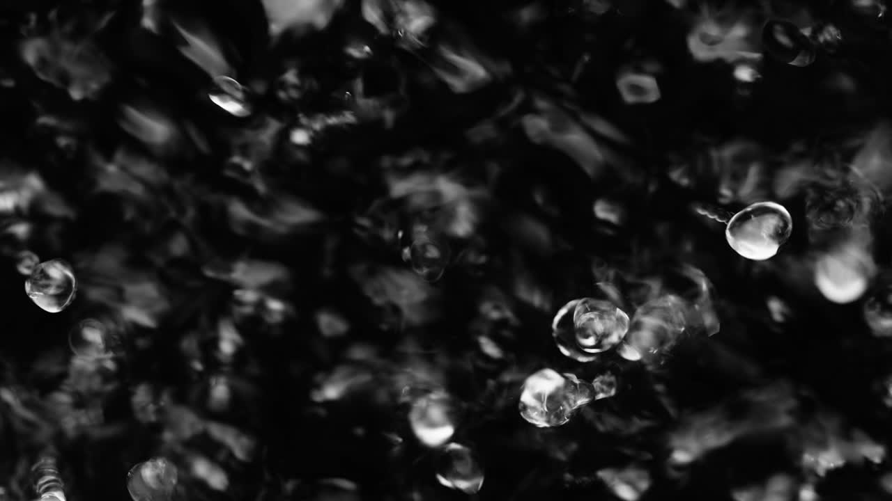всплески и капли на поверхности жидкости. абстрактный черный фон. вибрация воды. 4k замедленное движение 100 кадров в секунду, проры 422, 10 бит