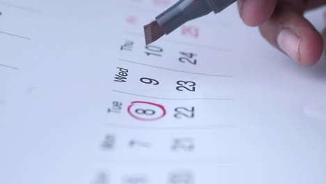 concepto de fecha límite con marca roja en la fecha del calendario